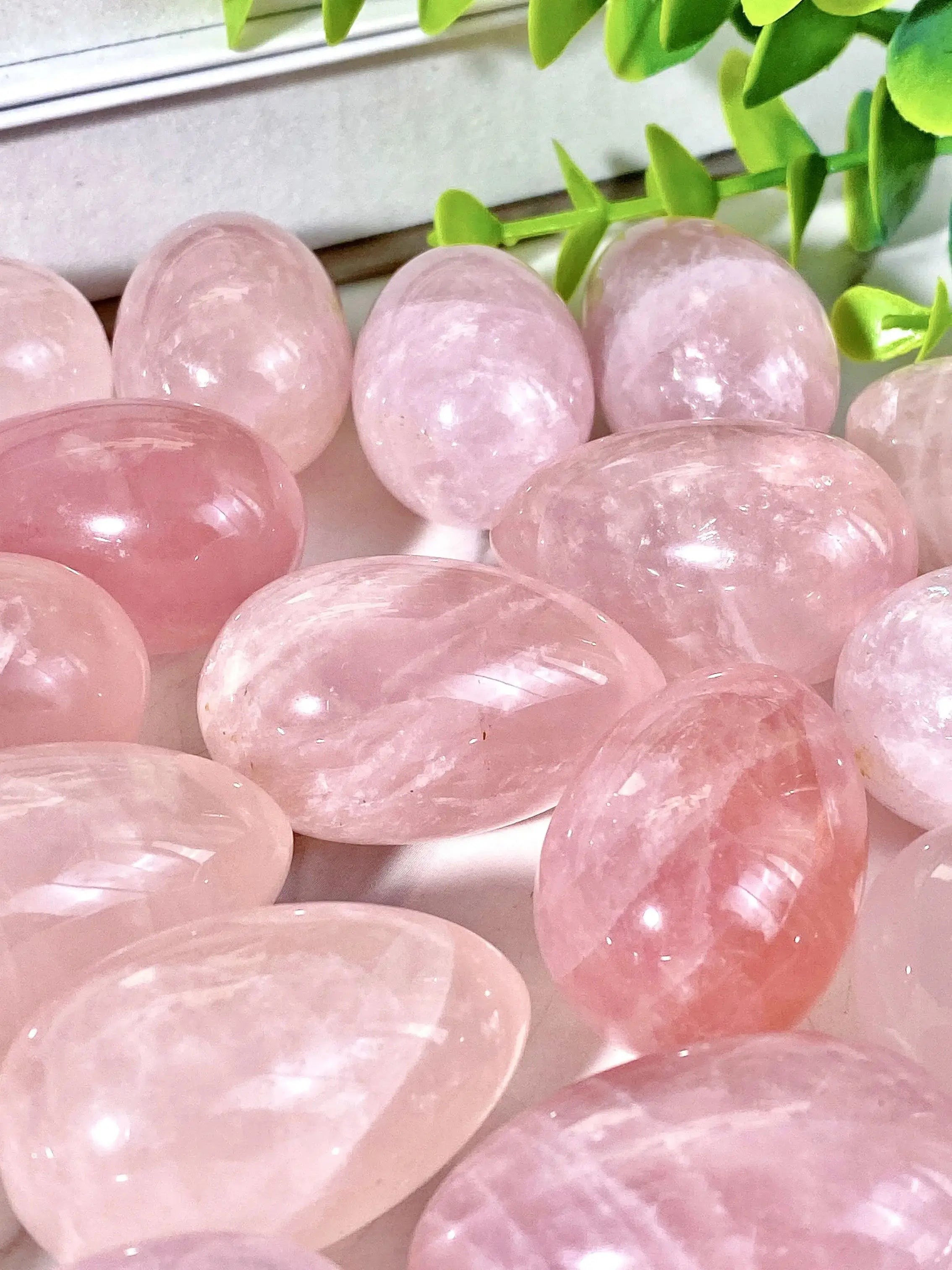 🌸 Rose Quartz Egg – Natural Crystal Carving