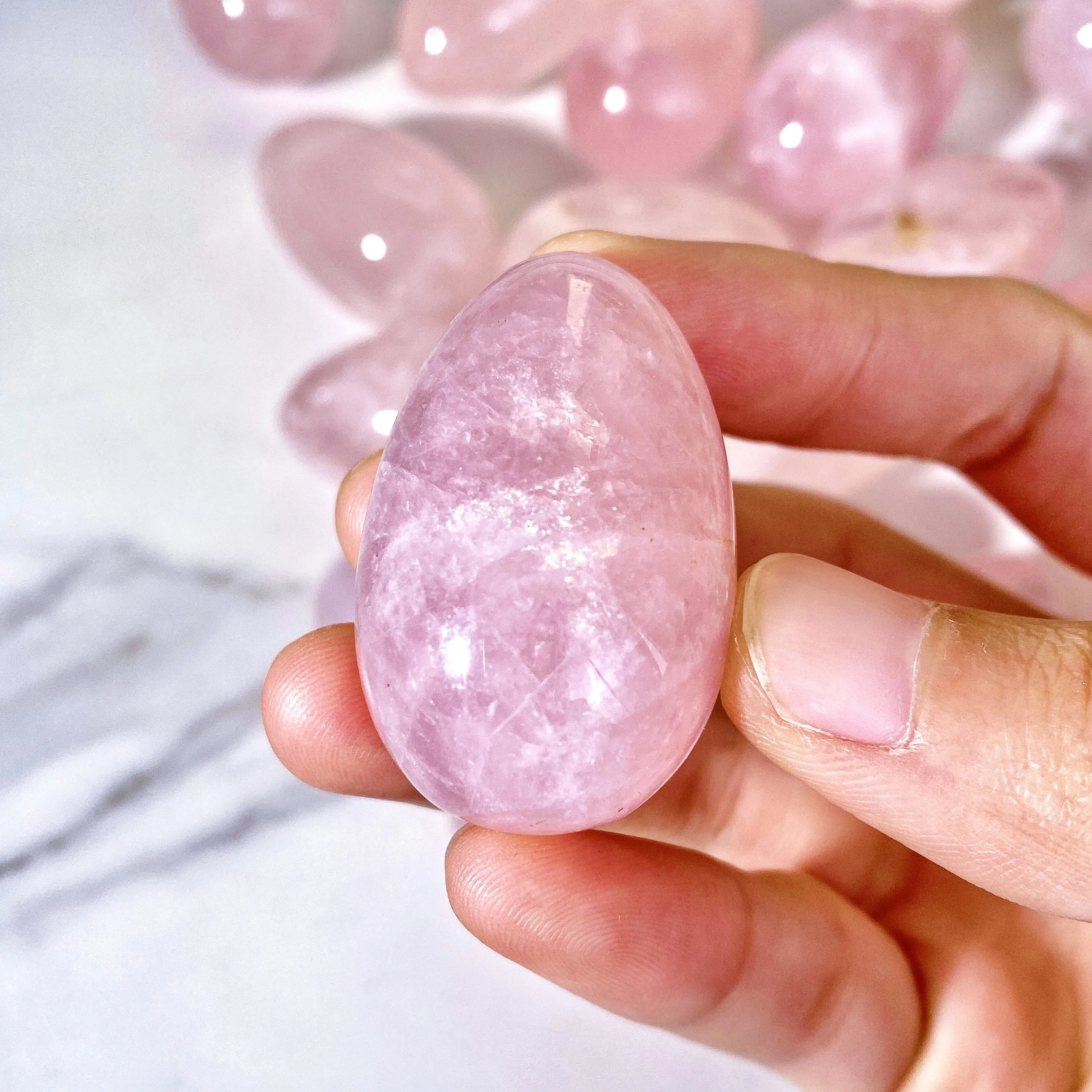 🌸 Rose Quartz Egg – Natural Crystal Carving
