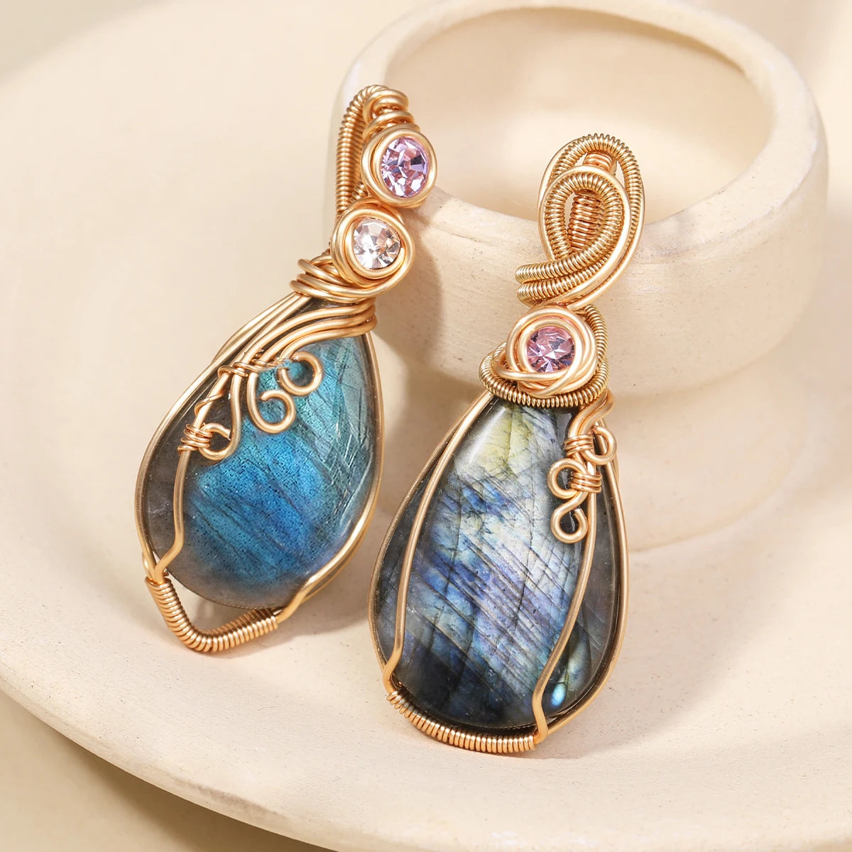 ✨ Labradorite Rainbow Gemstone Pendant – Copper Wire Wrapped Necklace
