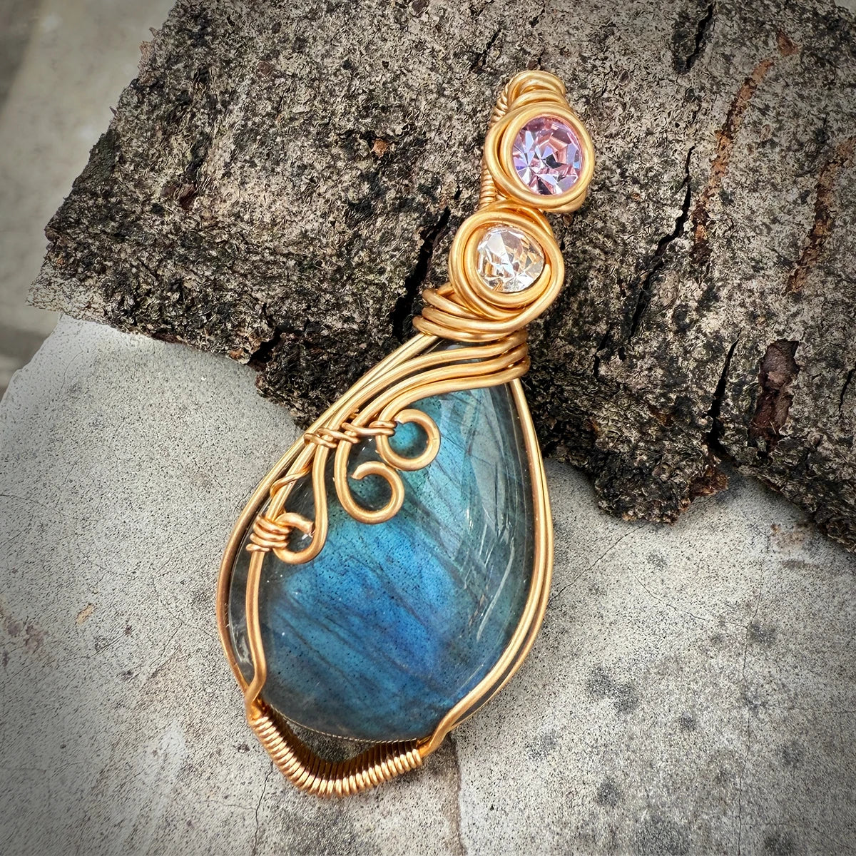 ✨ Labradorite Rainbow Gemstone Pendant – Copper Wire Wrapped Necklace
