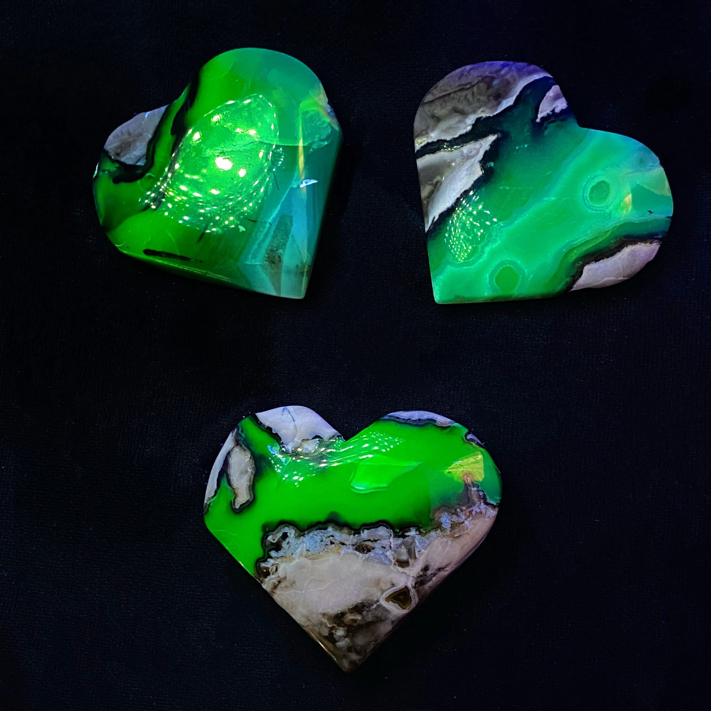 Volcanic Agate UV-Fluorescent Heart – 4–6 cm Crystal for Manifestation, Protection & Emotional Balance