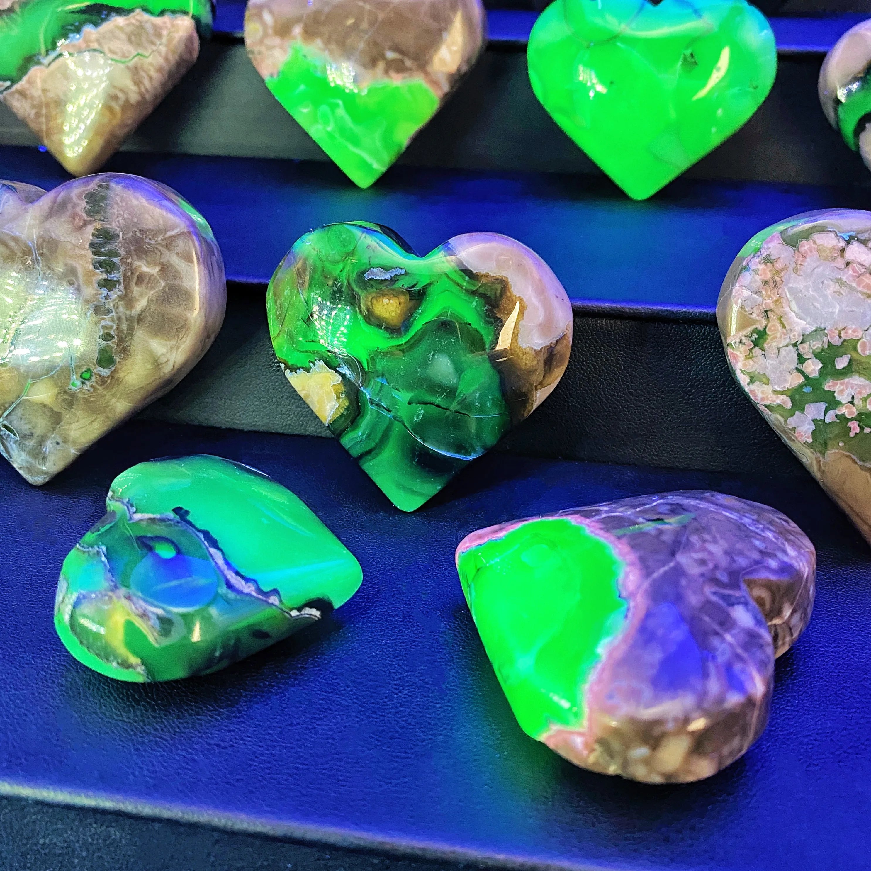 Volcanic Agate UV-Fluorescent Heart – 4–6 cm Crystal for Manifestation, Protection & Emotional Balance