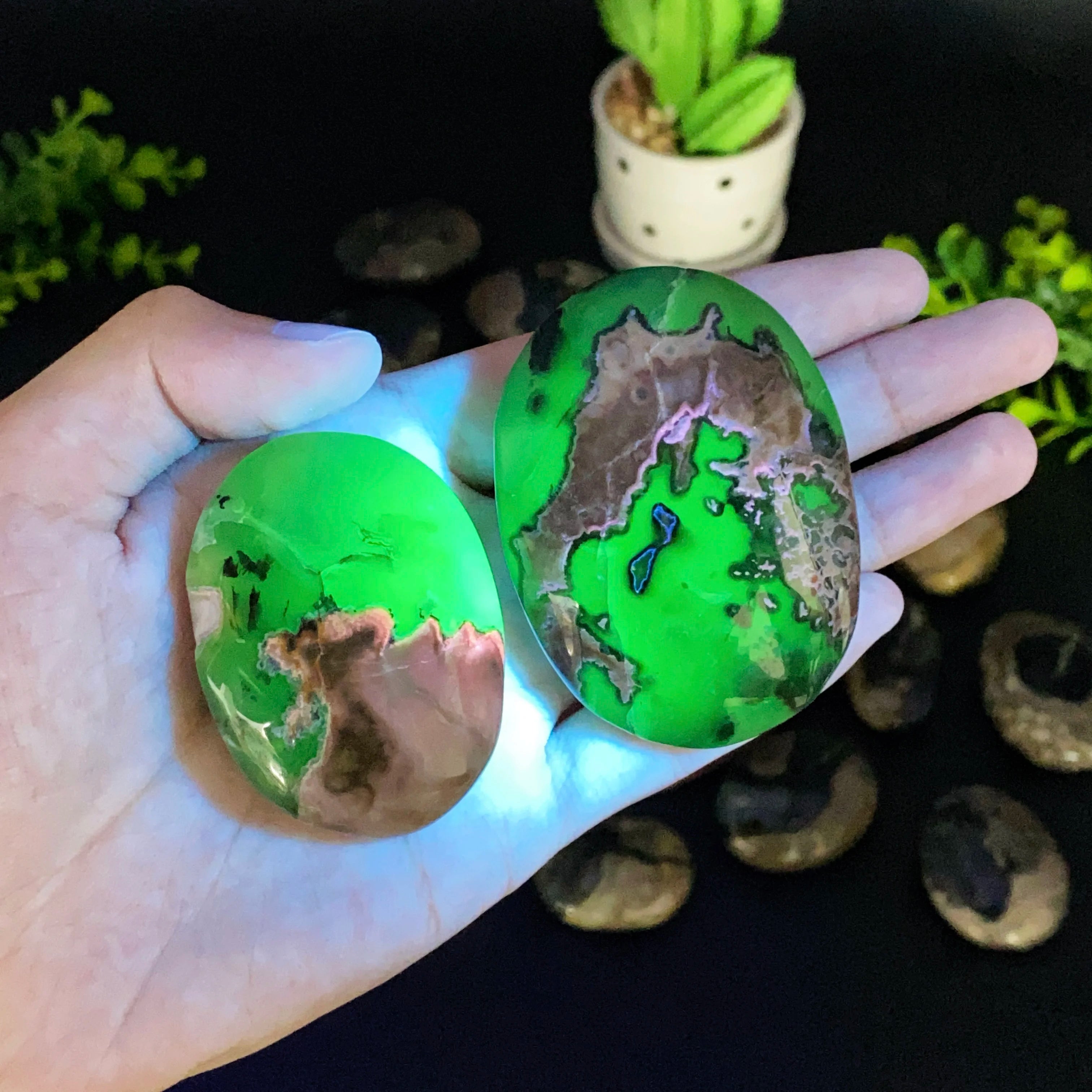 Volcanic Agate Manifestation Palm Stone – UV Fluorescent Crystal for Energy Protection & Transformation