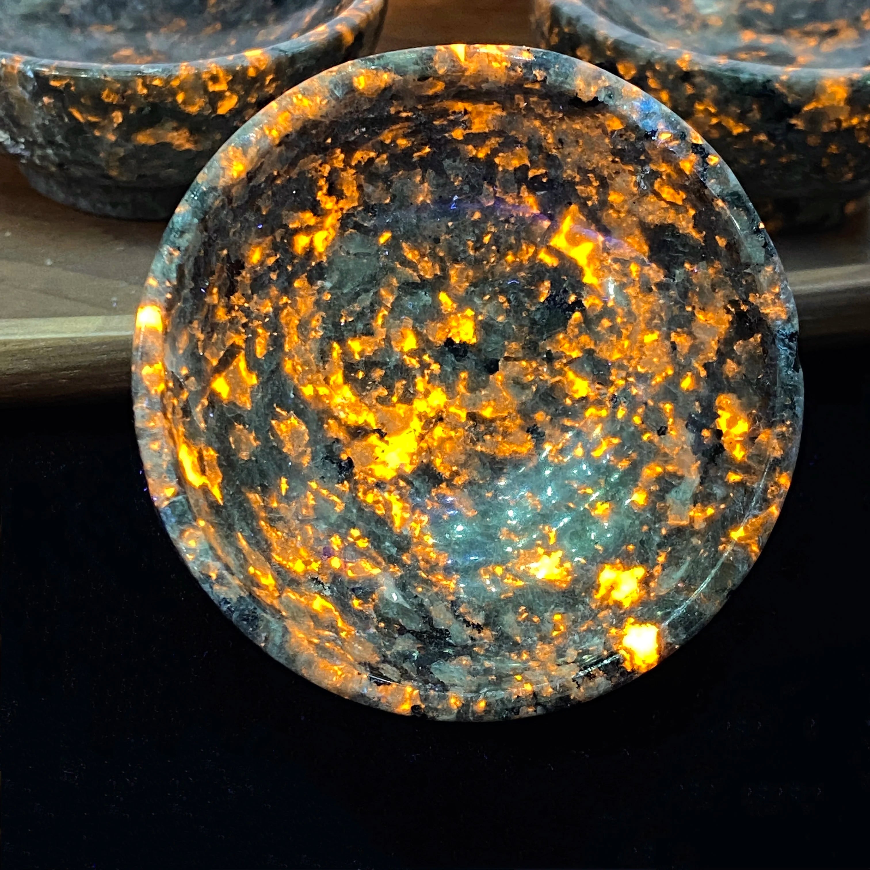 🔥 Yooperlite Crystal Bowl – UV Reactive Flame Stone
