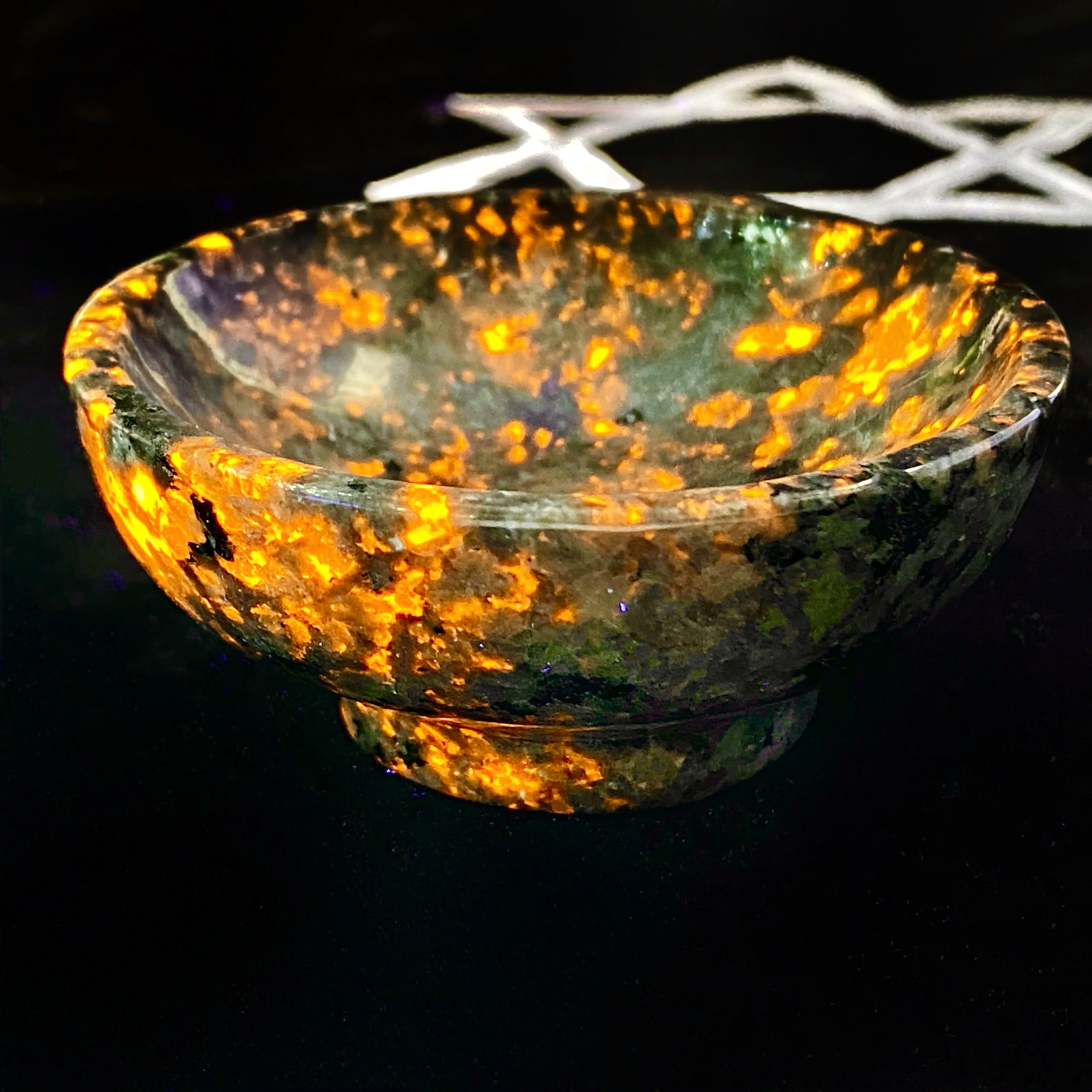 🔥 Yooperlite Crystal Bowl – UV Reactive Flame Stone