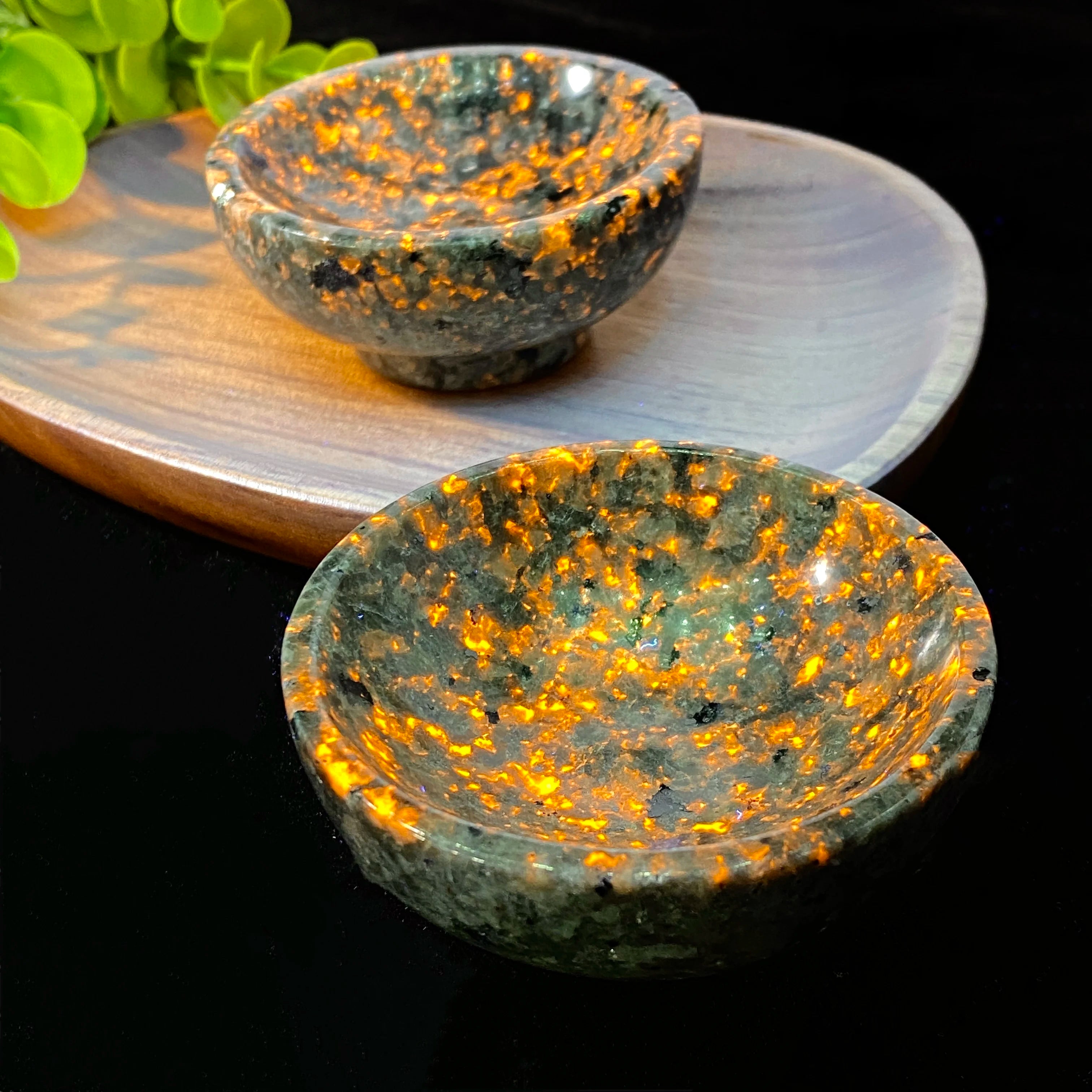 🔥 Yooperlite Crystal Bowl – UV Reactive Flame Stone