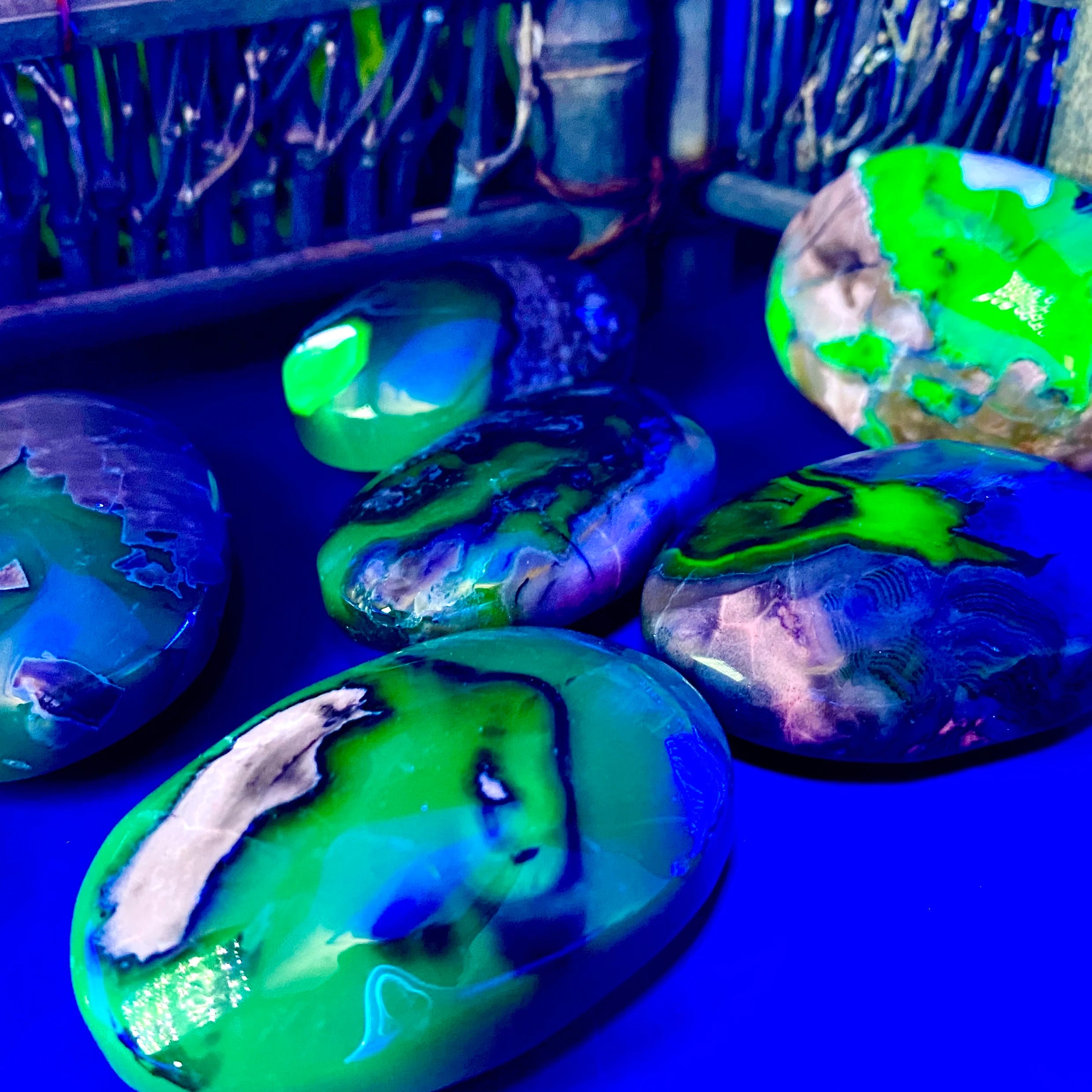 Volcanic Agate Manifestation Palm Stone – UV Fluorescent Crystal for Energy Protection & Transformation