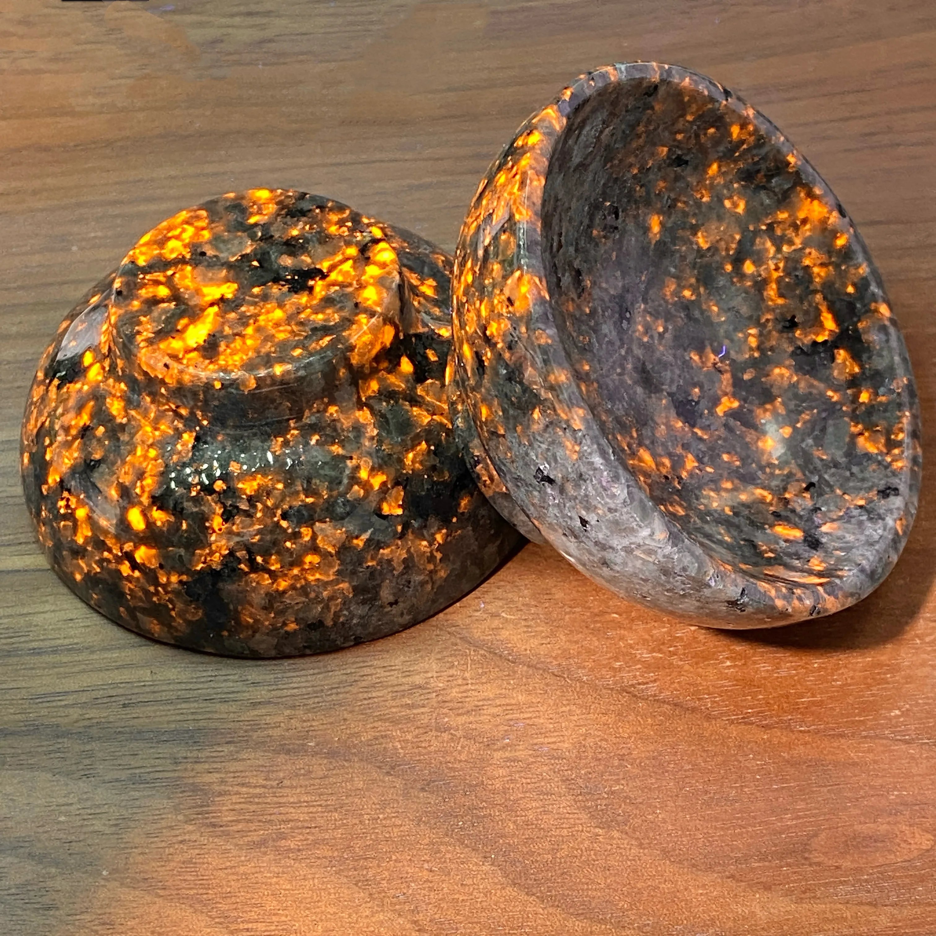 🔥 Yooperlite Crystal Bowl – UV Reactive Flame Stone