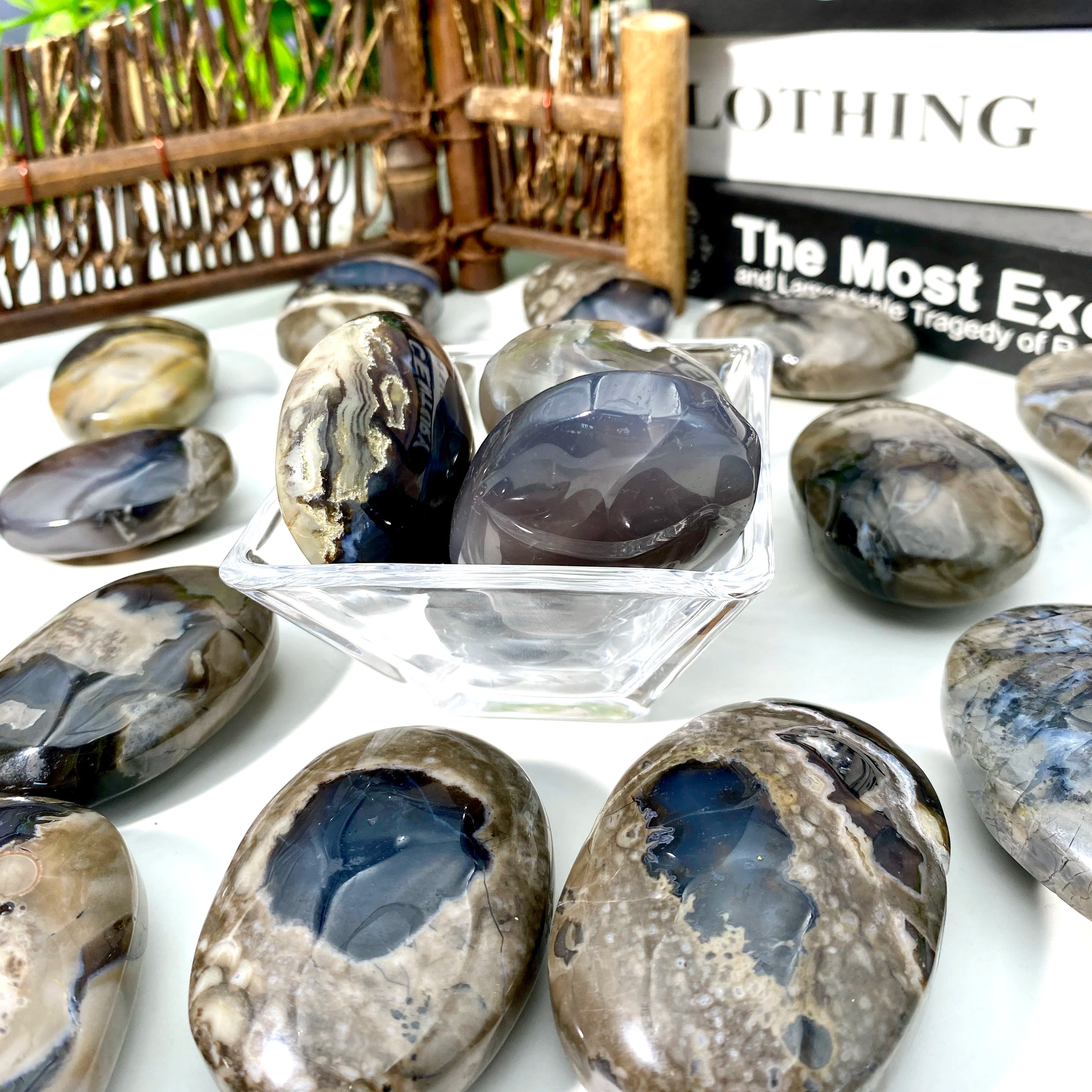 Volcanic Agate Manifestation Palm Stone – UV Fluorescent Crystal for Energy Protection & Transformation